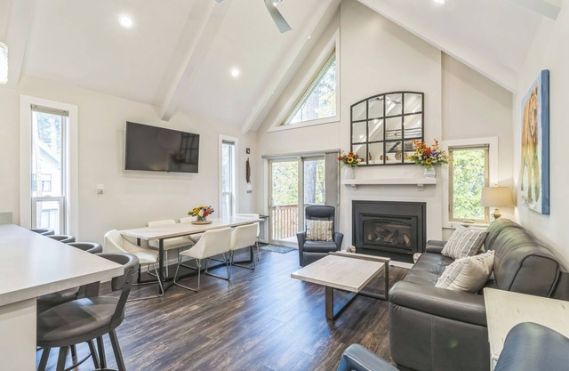 Tahoe Incline Creek Retreat - modern townhome overlooking Incline Creek in Tahoe