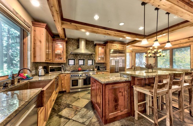 Tahoe Mountain Cabin: Near Heavenly, Hot Tub, Game Room, Walk-to-Trails
