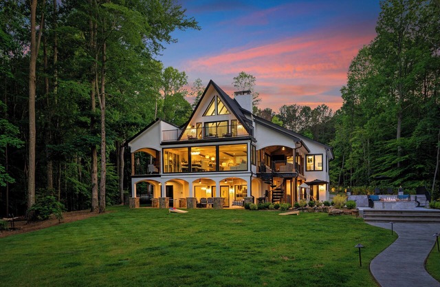 Take it to the Bank! by AvantStay | New Pool + Hot Tub | Sleeps 16