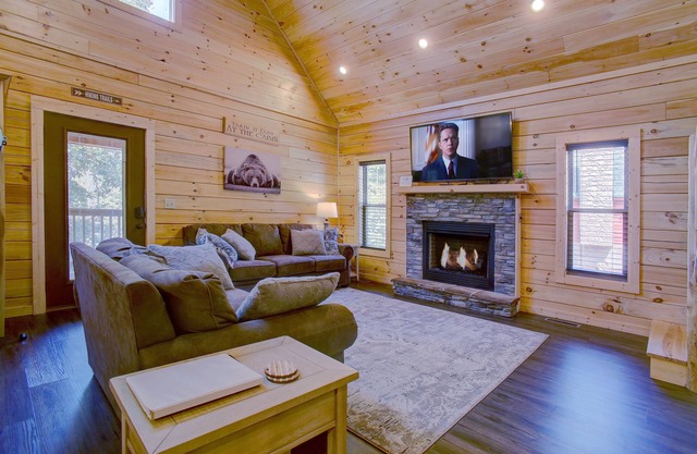 Takin’ It Easy BRAND NEW Luxury Cabin w/Hot Tub- 9 miles from Pigeon Forge