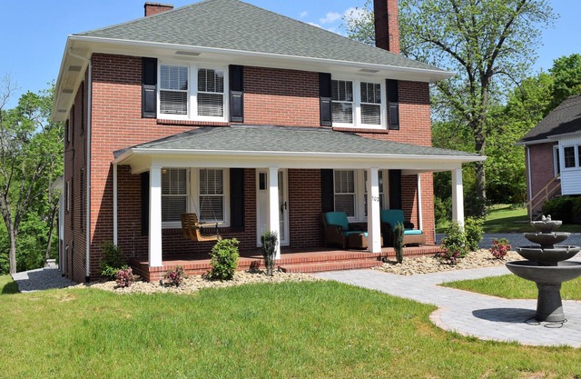 Talk of the Town - (Whole House) Sleeps 10