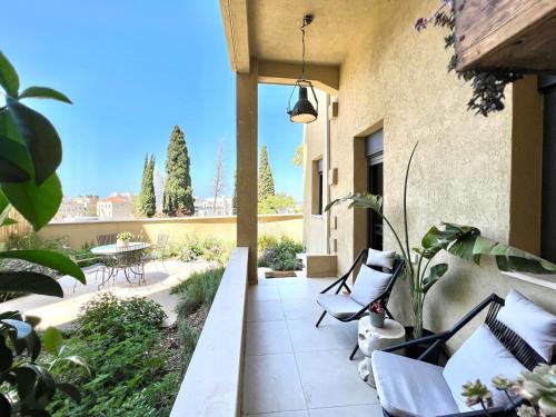 Talpiot Market Stylish Patio Duplex by Sea N' Rent