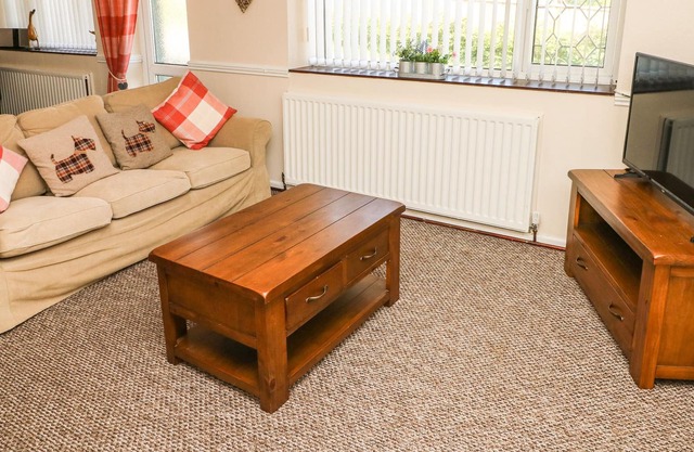 TAN Y DDERW, pet friendly, with a garden in Pontyates