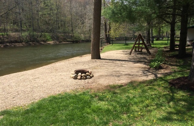 Tana's Riverfront Getaway - Riverfront Home