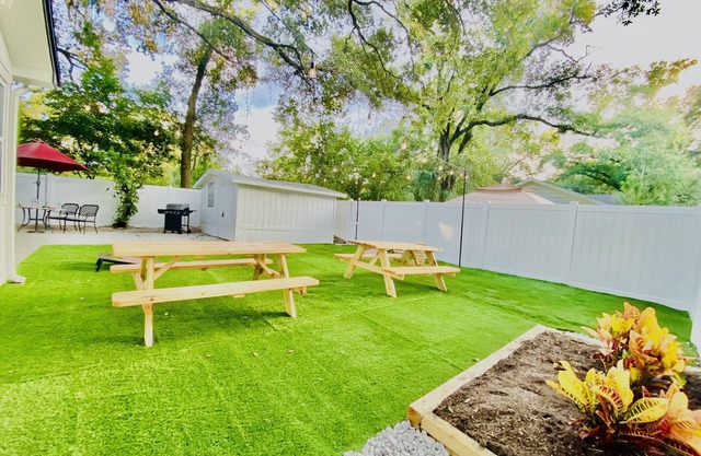 TaNpa Villa! Artsy home in the middle of everything!