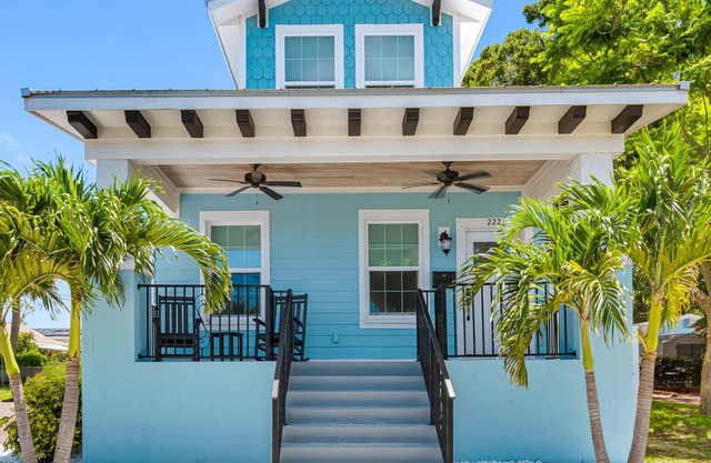 Tarpon Tides Cottage - Walking distance to the Sponge Docks & Downtown!