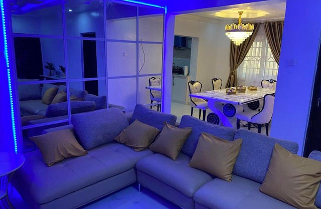 Tasteful 5 bedroom , 2 kitchen, 2 living-room