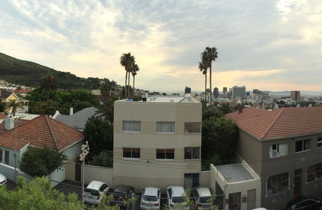 Tasteful apartment with city and Lions Head 2 balconies