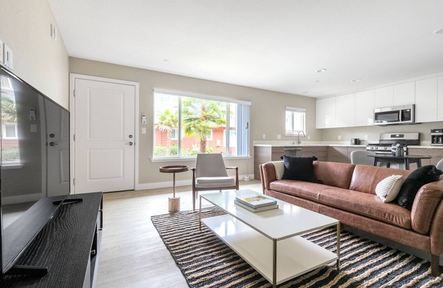 Tasteful Campbell 1BR w/Pool, Parking, walk to Groceries, by Blueground