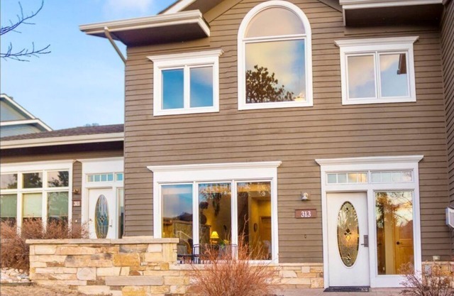 Tasteful lofted condo, ideal for couples-private hot tub and mountain views!