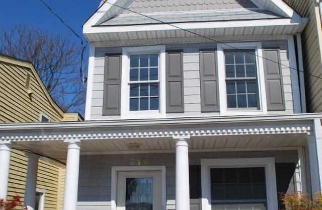 Tastefully decorated fully-equipped Eastport Annapolis house with water views