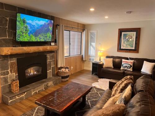 Tastefully Remodeled Condo at Mammoth Ski & Racquet Club, Hot Tub, Garage, 10 Min Walk to Ski Lifts