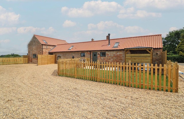 TAWNY BARN, pet friendly, luxury holiday cottage in Woodhall Spa