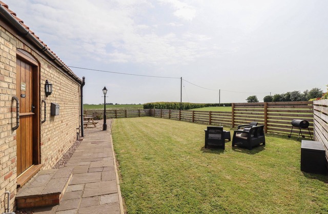 TAWNY COTTAGE, pet friendly, character holiday cottage in Alford