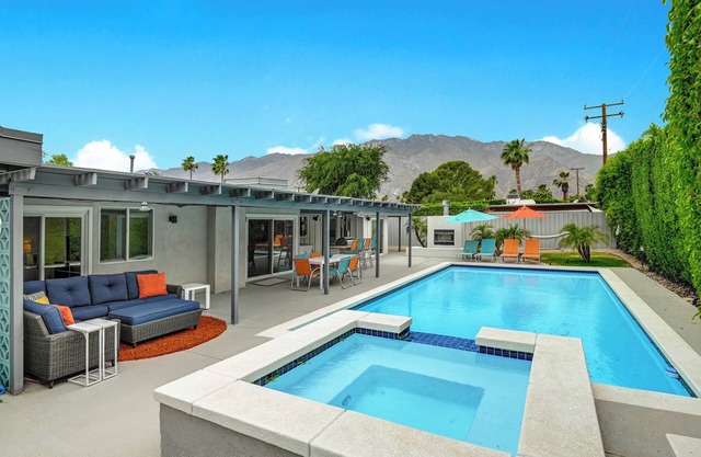 Teal and Tangerine Retreat, Movie Colony East, Hot Tub, Pool, Dog Ok