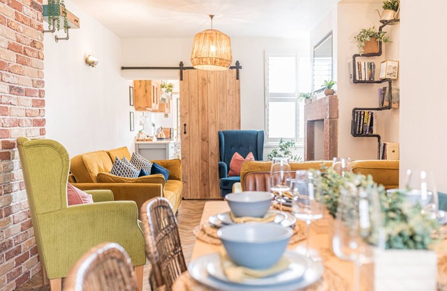 Teapot Cottage 5* - Eclectic and Cosy with Hot Tub