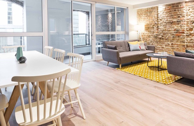 Temple Bar Crown Square Deluxe 2 Bedroom Apartment - Prime location! - sleeps 7