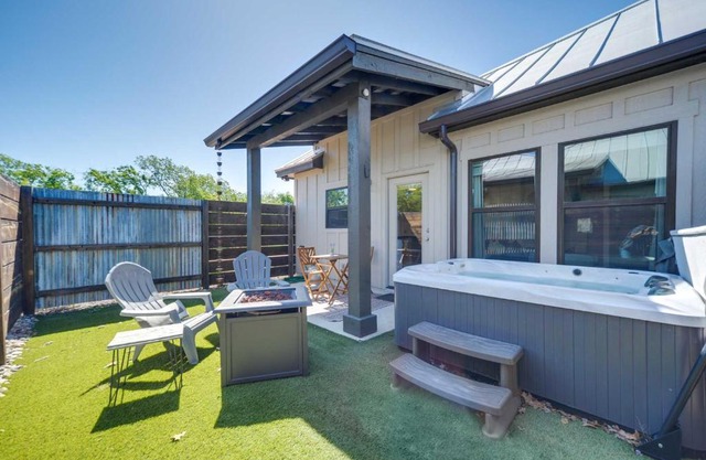 Tempranillo Haus with Hot Tub 2 Miles to Downtown!