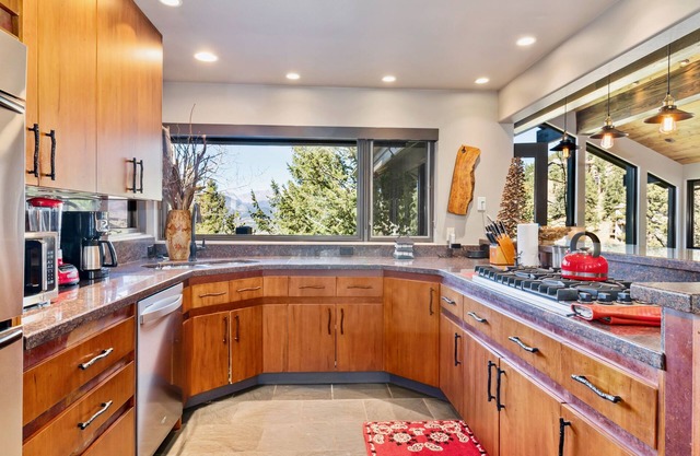 Terra Furma Luxury Vacation At Windcliff 4 Bedroom Home by RedAwning