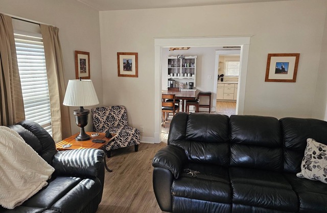 Terrific 4-bedroom house with AC in Louisville