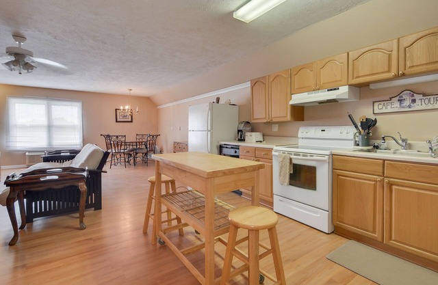 Terrific Apartment on Top of Barn, Beautiful, quiet and dog friendly!