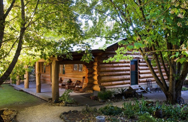 Tewksbury Lodge - Authentic Log Cabin