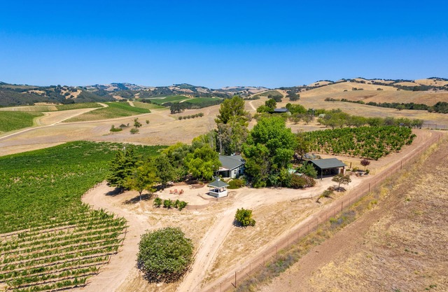 Thacher Vineyard Retreat- 23 acres-2 miles from Downtown Paso Robles