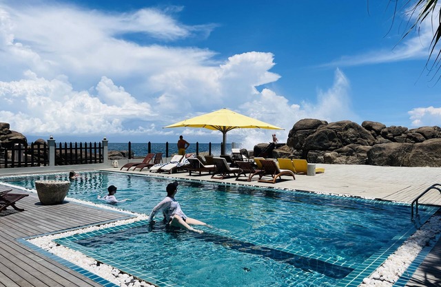Thaproban Pavilion Waves Unawatuna