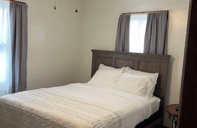 That's Amore! - Cozy 2-bedroom apartment in charming Steubenville with WiFi, AC