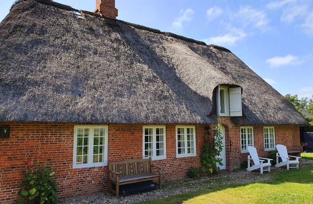 Thatched roof house on the lake for up to 8 people with 4 bedrooms, fireplace, sauna, billiards, sky