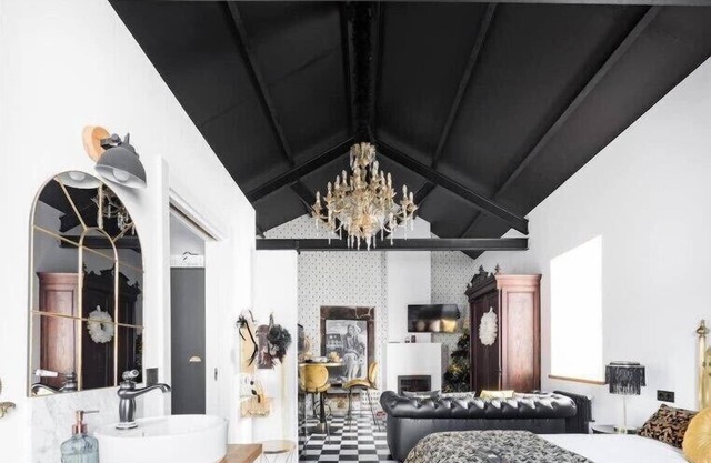 The 20's Suite. Loft with bathtub, outdoor terrace and wood-burning fireplace.