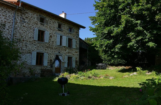 THE 46, located on the edge of the D265, without neighborhood, surrounded by meadows and forests