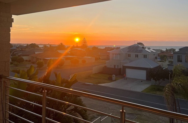 THE 5x2 BEACH HOUSE ON HAMILTON WITH OCEAN VIEWS