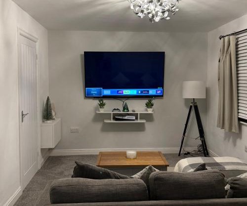 The Airport Flat - Newly Renovated & FREE Parking