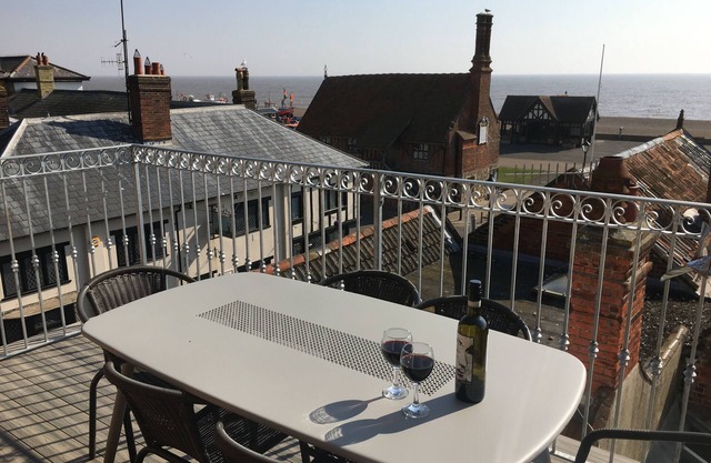 THE ALDEBURGH LOOKOUT Stylish accommodation for 6 with best sea views in town