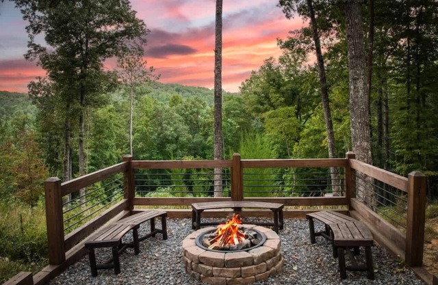 The Americana - Stunning Mountainside Retreat!