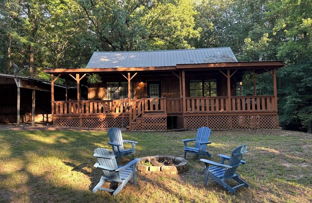 The Angler at Enid Lake is a quiet & cozy 3-bedroom cabin