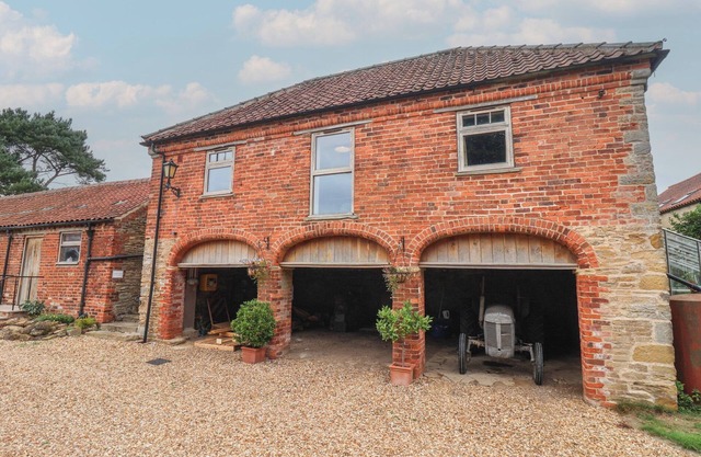 THE ANNEX AT MANOR FARM, pet friendly, with a garden in Brandsby