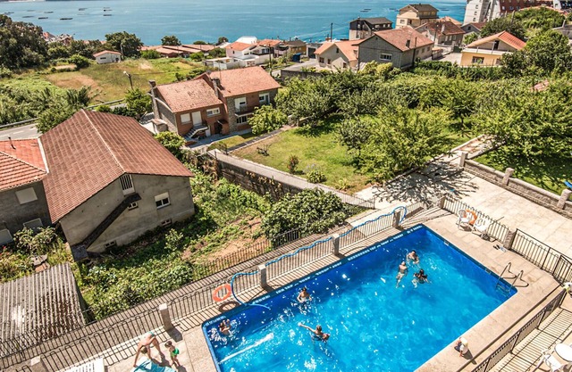 The apartment is located in the seaside village of Raxo and offers a magnificent view of the Riades