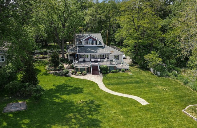 The April Inn - A Victorian Waterfront Retreat