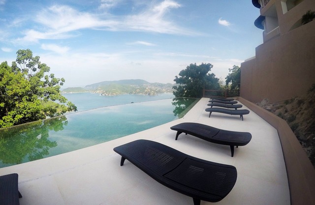 The area’s highest point with unobstructed views of Playa Blanca & the Zihua Bay