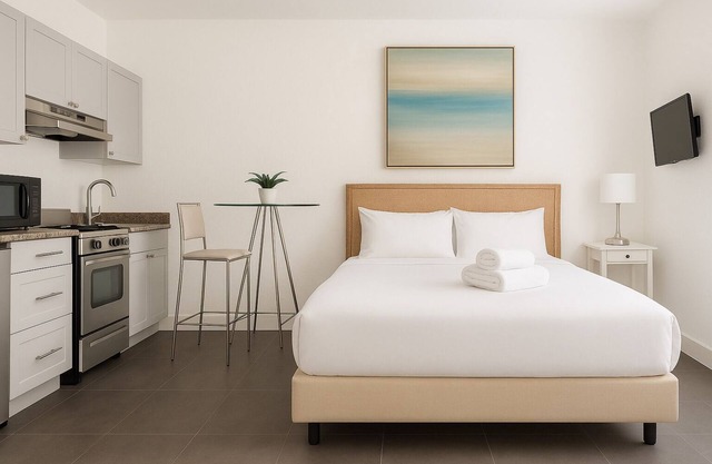 The Art Deco Escape- BEACH STEPS AWAY