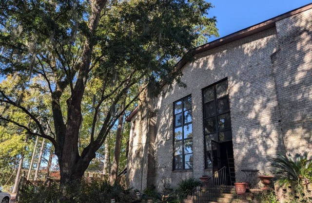 The Art History House, indoor heated pool, 3 bedrooms, with two kitchens