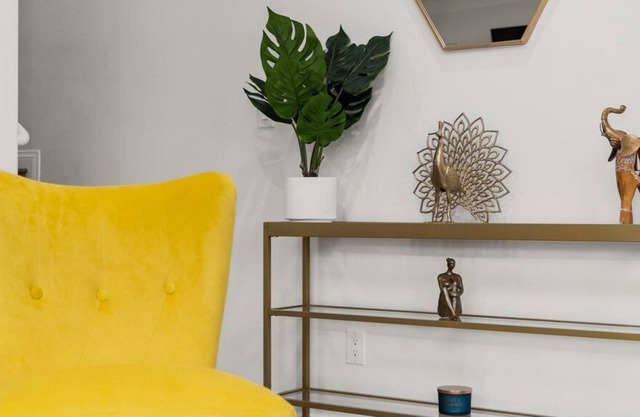 The Avalon - Modern, Colorful, w/ Private Parking