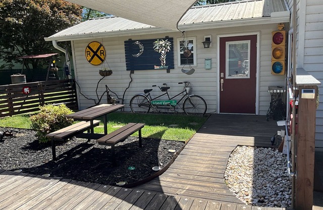 The Backyard Bungalow On The Trail -just minutes from downtown