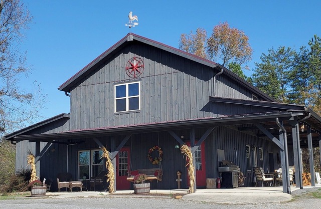 The Barn at Frog Hollow, Delano. Rare find with 5 bedrooms, sleeps up to 15!