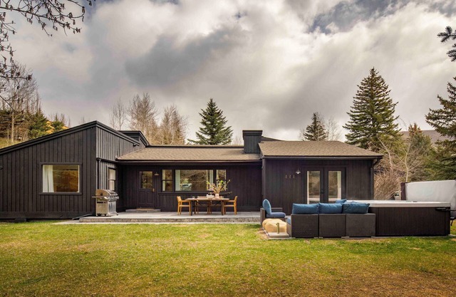 The Basecamp at Lake Creek – Cozy, Modern Getaway with Hot Tub