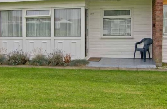 THE BEACH ROAD CHALET PARK, NO. 107, family friendly in Scratby