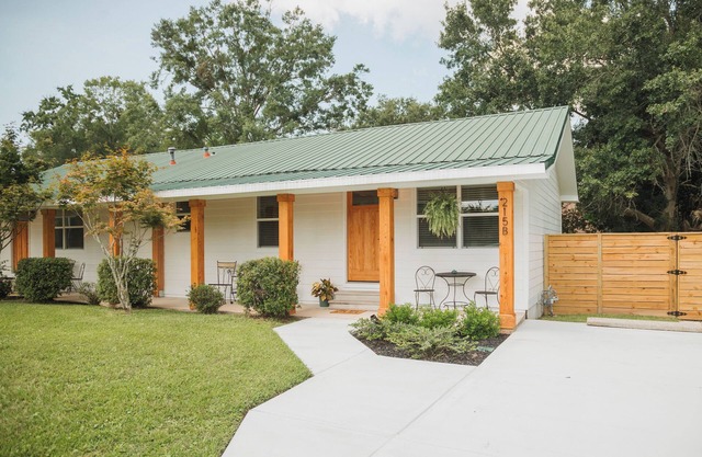 The Beachcomber B - 2 bedroom in Golf Cart District near beaches and downtown!