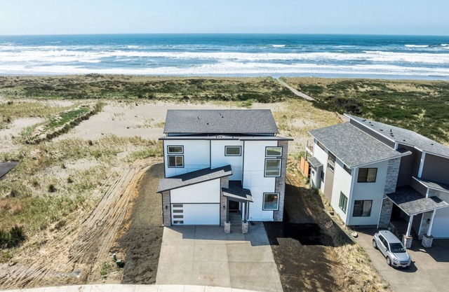 The Beachcomber - Oceanfront Getaway!